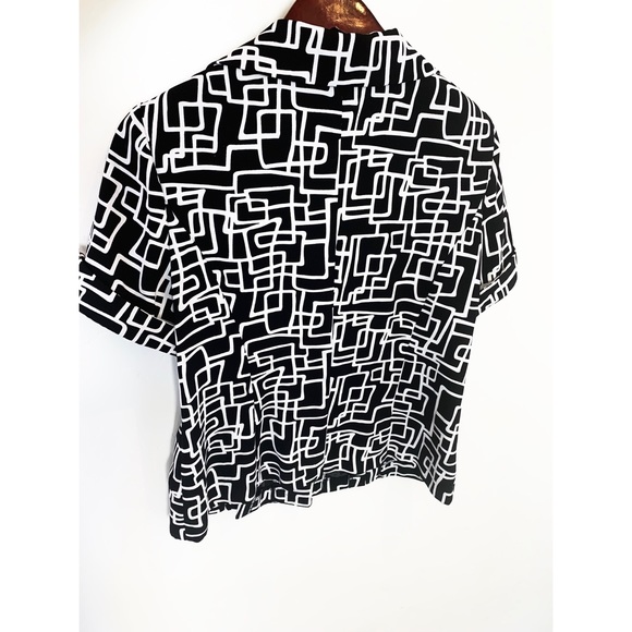 Avant-Garde Button Down Short Sleeve Top - Picture 3 of 4